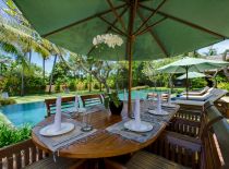 Villa Surya Damai, Comedor al aire libre